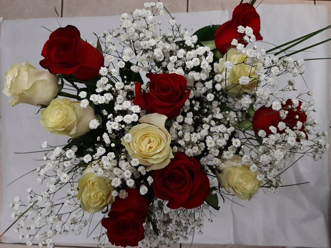 Bouquet de grandes roses avec gypsophile