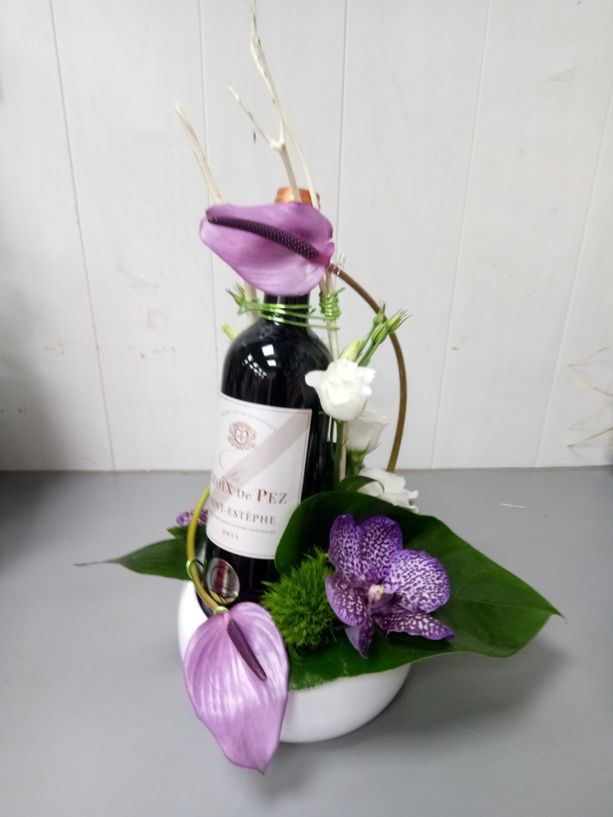 Composition de fleurs avec sa bouteille