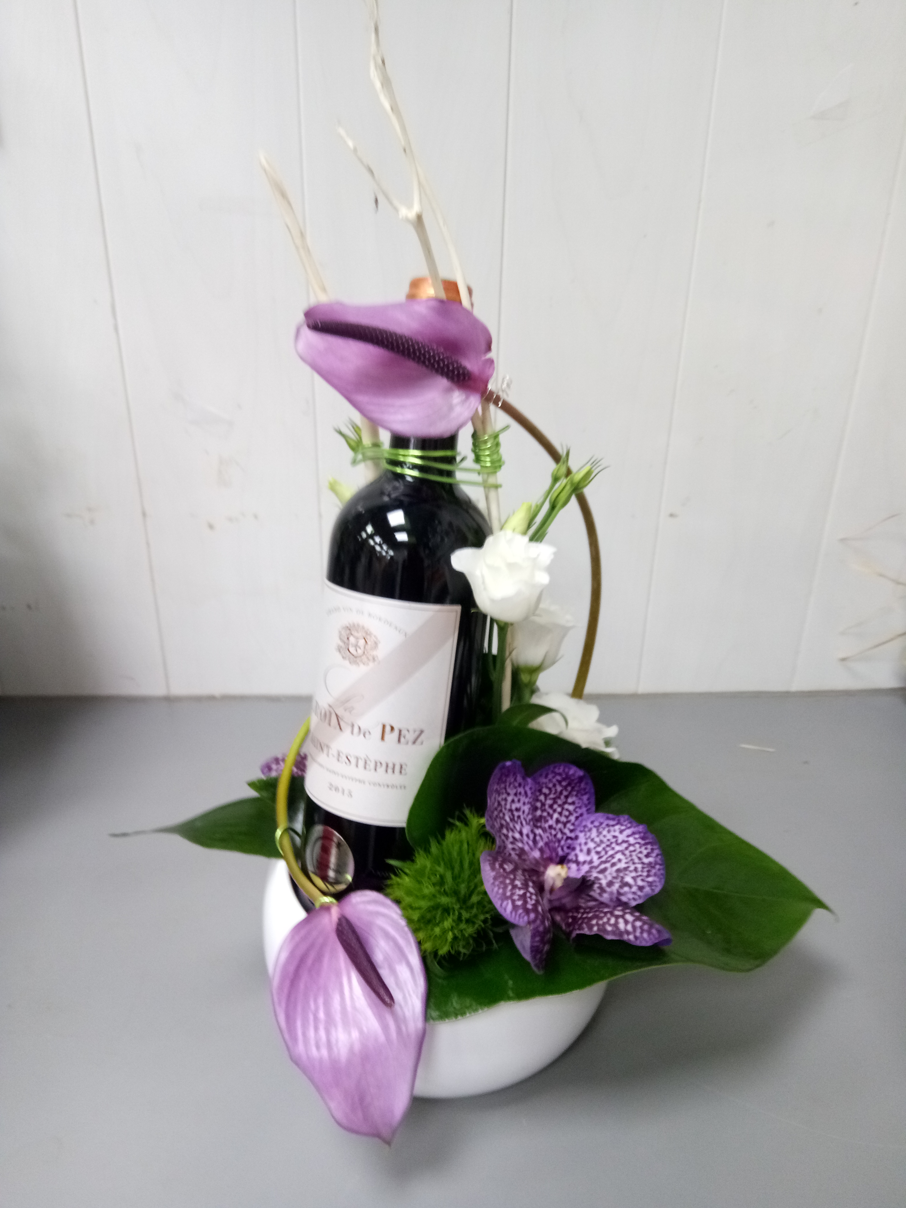 Composition de fleurs avec sa bouteille